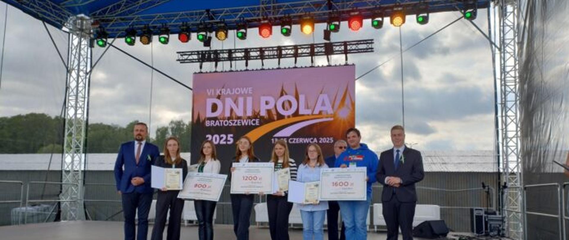 zdjęcia z krajowych dni pola w bartoszewicach odebranie nagrody na scenie 
