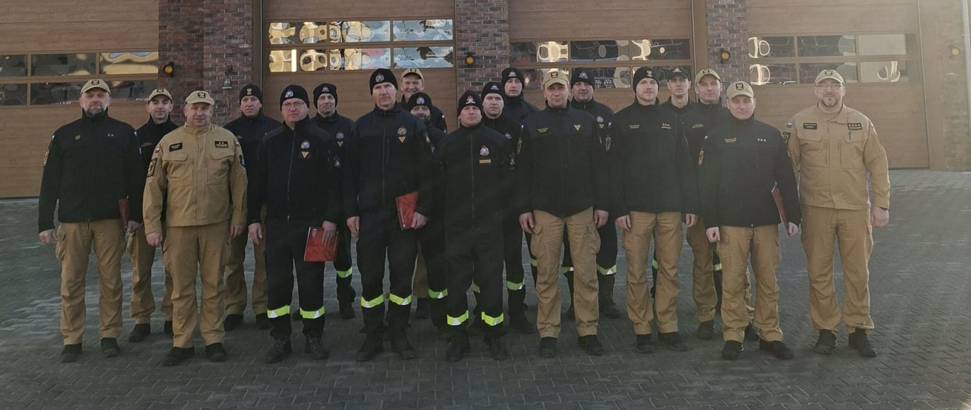 Na zdjęciu wszyscy uczestnicy uroczystości. Na drugim planie budynek Jednostki Ratowniczo Gaśniczej w Pucku.