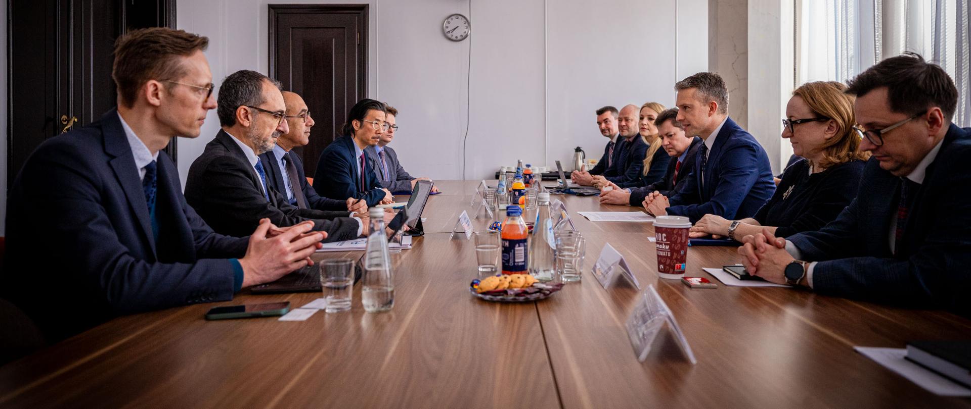 Wiceminister infrastruktury Arkadiusz Marchewka w trakcie spotkania z przedstawicielami Banku Światowego
