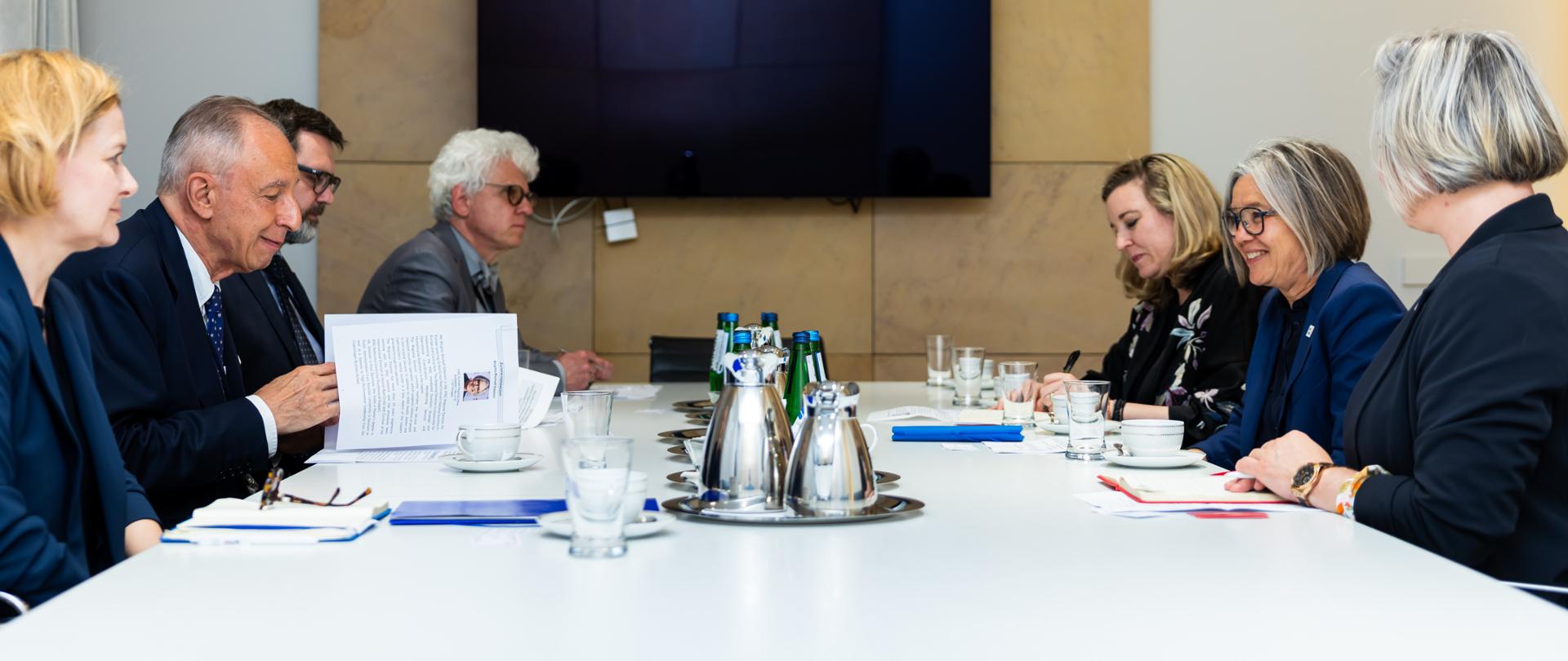 Secretary of State Władysław Teofil Bartoszewski meets with IFRC Regional Director Birgitte Bischoff Ebbesen
