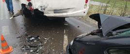 Uszkodzony bus oraz rozbity przód samochodu osobowego
