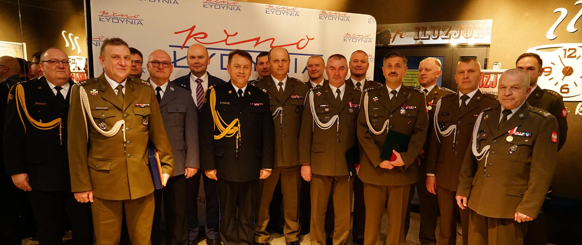 Mazowiecki Komendant Wojewódzki PSP odznaczony srebrnym medalem za zasługi dla obronności kraju