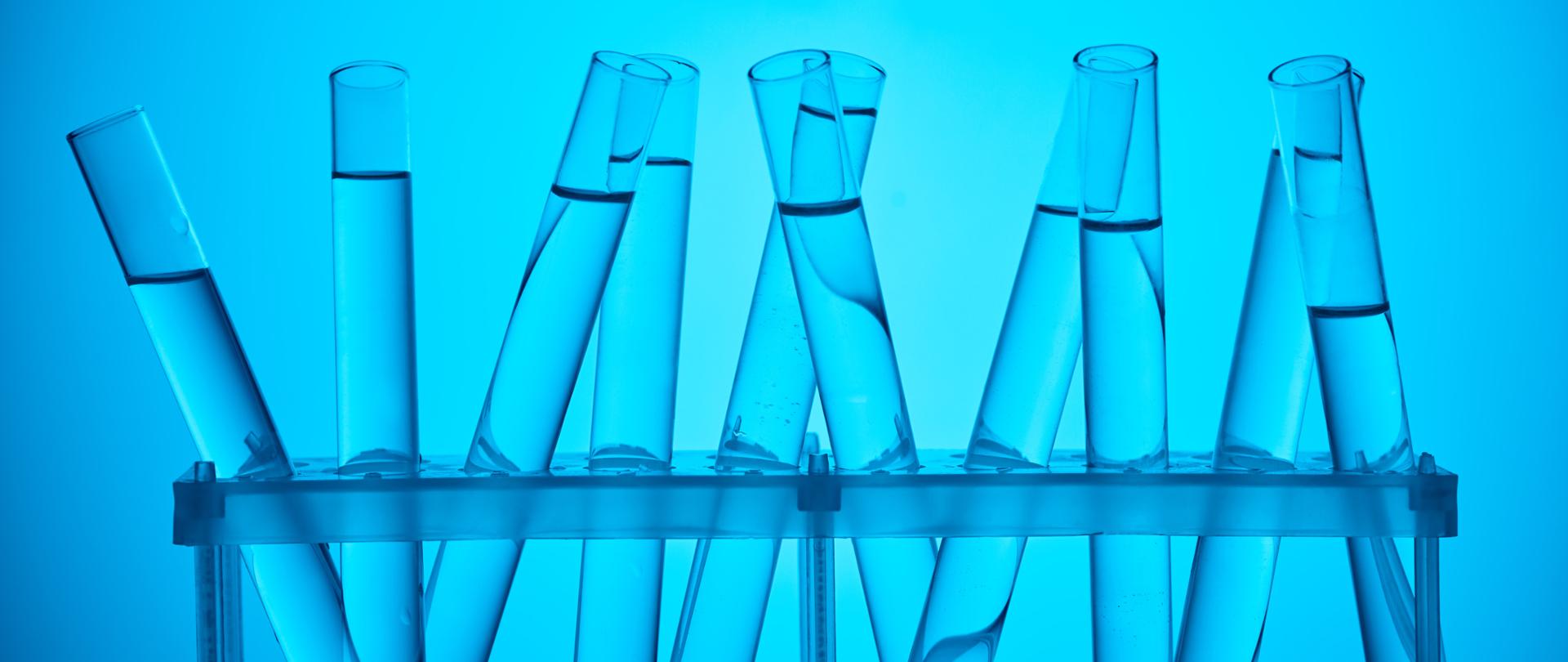  próbki z przeźroczystym płynem