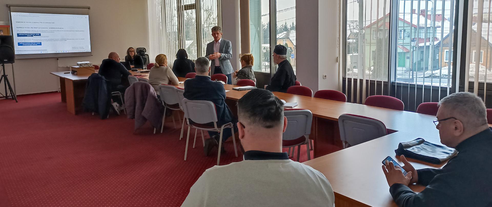 Pracownicy US z Sokółki prowadzą szkolenie dot. KSeF