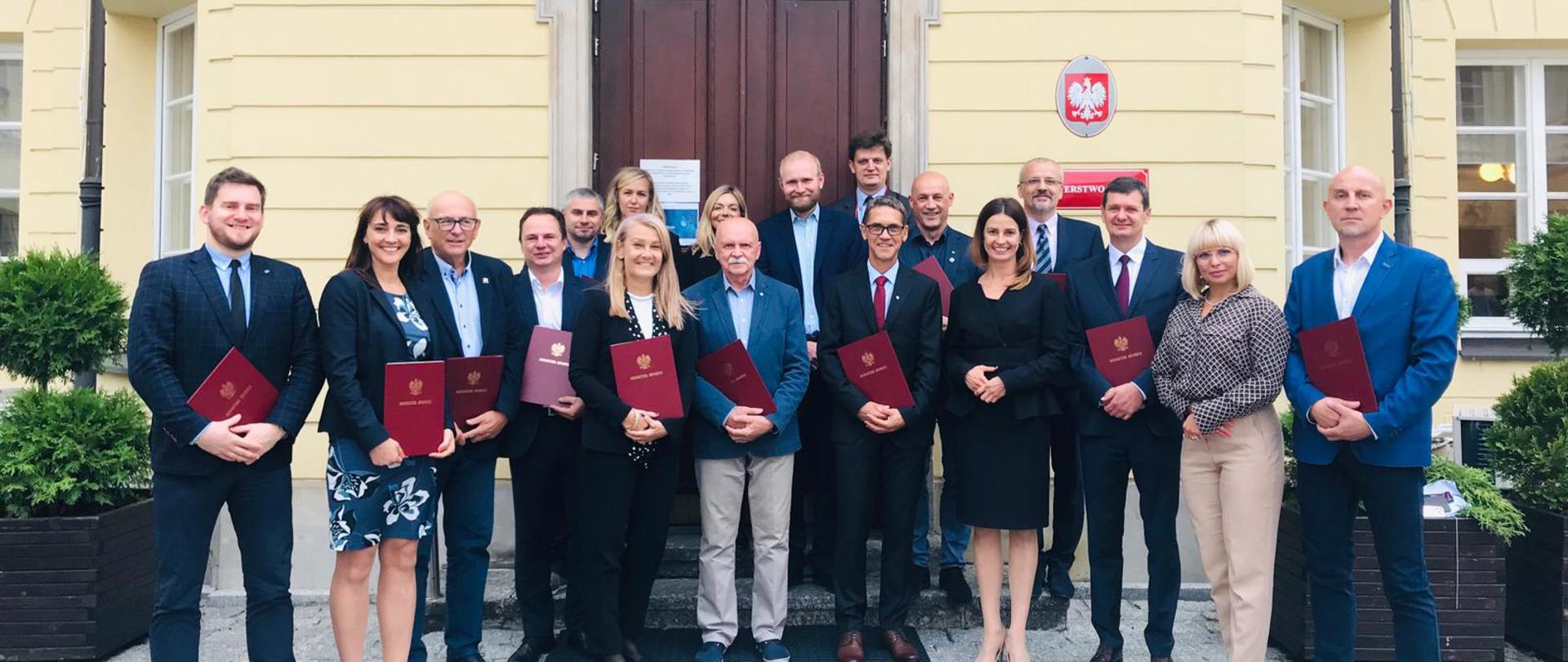 Członkowie Rady do Spraw Kształcenia i Doskonalenia Kadr Kultury Fizycznej II kadencji - zdjęcie grupowe przed gmachem Ministerstwa 