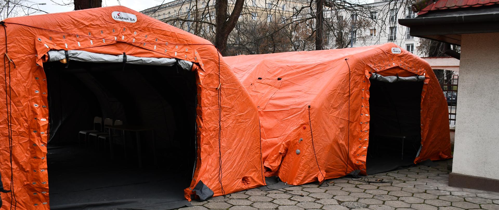 Ćwiczenia straży pożarnej przed Wojewódzkim Szpitalem Zakaźnym w Warszawie.