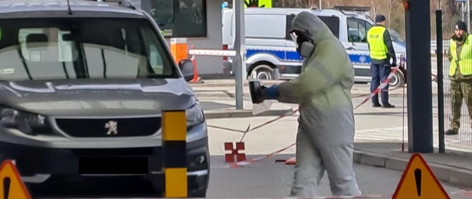 Kontrola samochodu na granicy przy próbie przemytu materiału radiacyjnego.