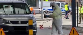 Kontrola samochodu na granicy przy próbie przemytu materiału radiacyjnego.
