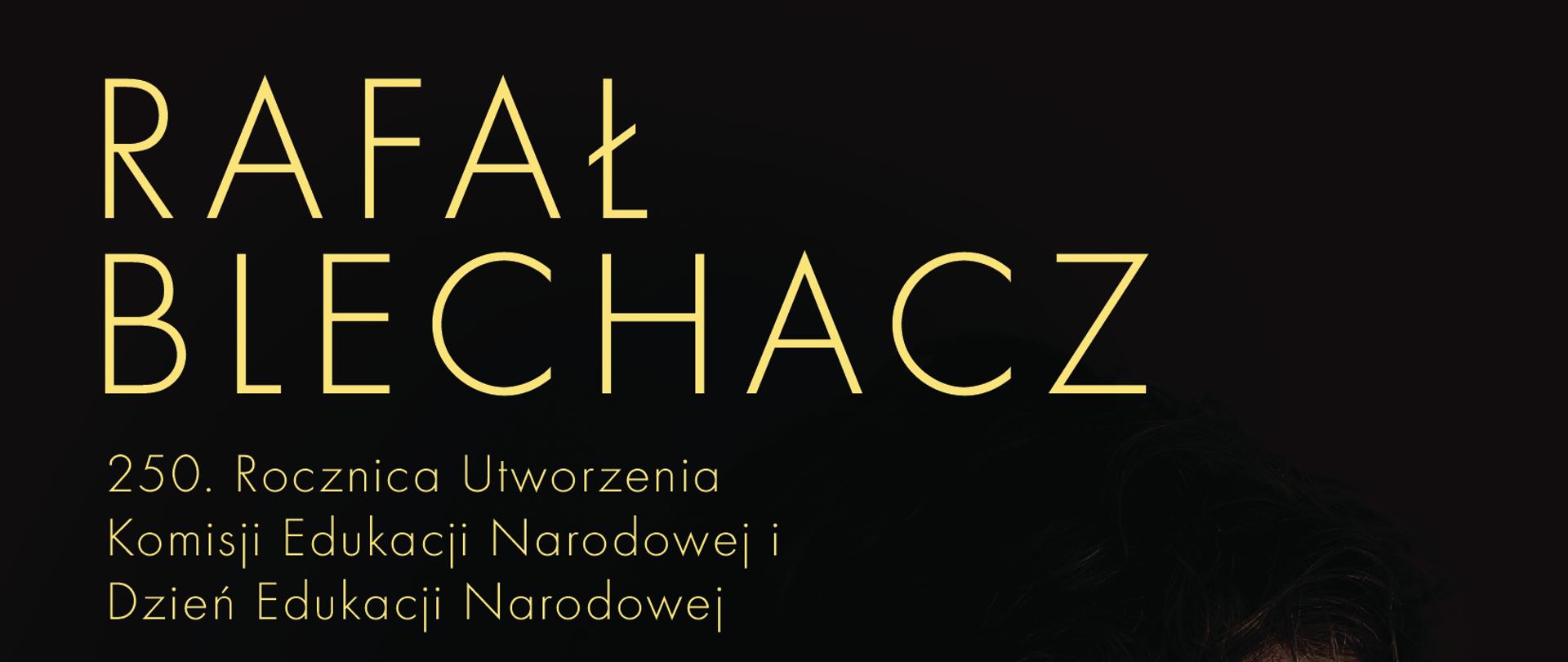Na czarnym tle jest widoczne popiersie pianisty z profilu prawego w stroju koncertowym. Po lewej od góry informacja o 250 Rocznicy utworzenia Komisji Edukacji Narodowej a poniżej data, godzina i miejsce koncertu. W stopce umieszczone logo sponsorów i organizatorów