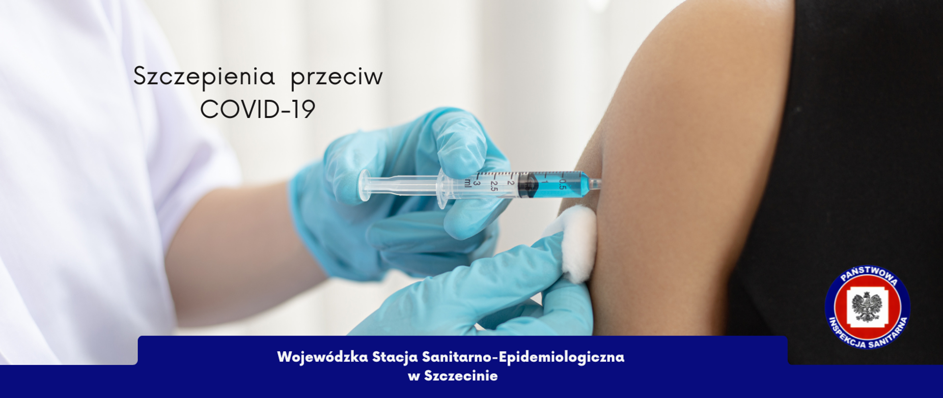Na zdjęciu znajdują się osoby wykonujące zastrzyk i napis "szczepienia przeciw COVID-19".