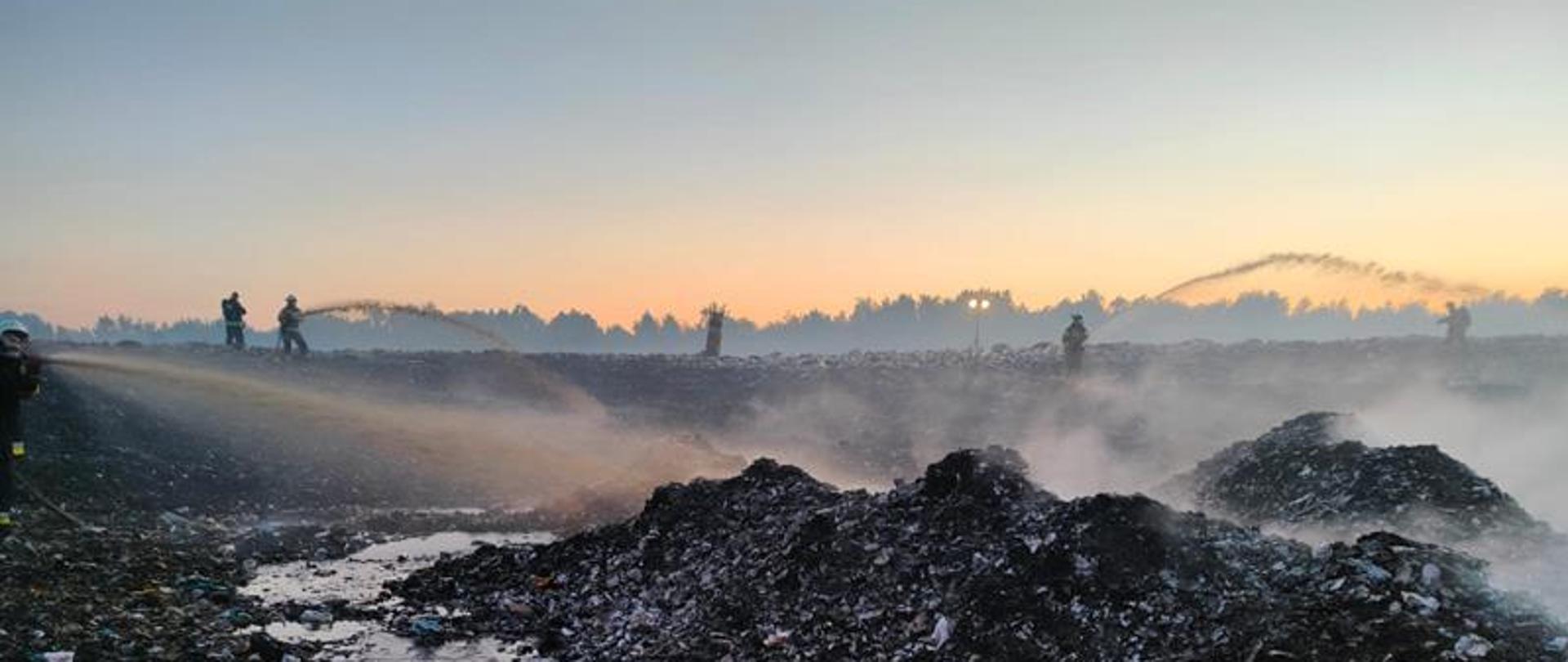 Działania ratowniczo-gaśnicze przy pożarze składowiska odpadów w Grzybowie.