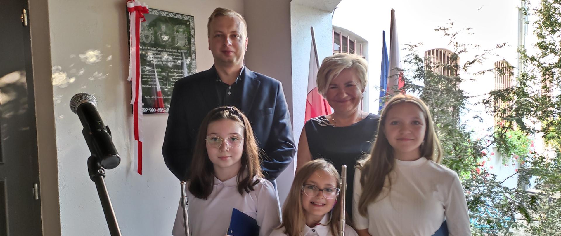 Dyrektor PSM we Wschowie p. Szymon Franek, p. Anna Muszkieta, Maja Solak, Natalia Paliwoda, Wiktoria Motor