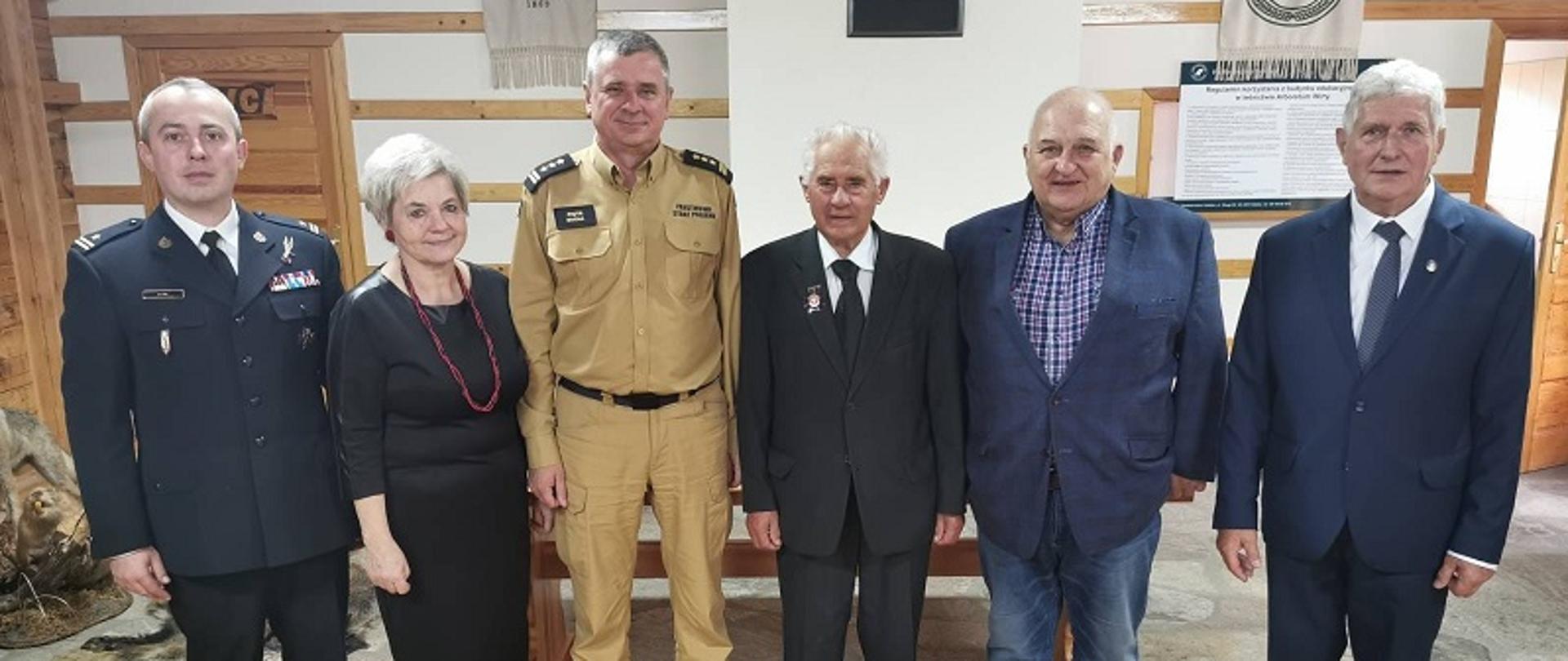Zdjęcie grupowe przedstawicieli KEiR w towarzystwie pomorskiego komendanta wojewódzkiego PSP, komendanta powiatowego PSP w Kartuzach i prezesa ZW ZEiRP RP w Gdańsk
