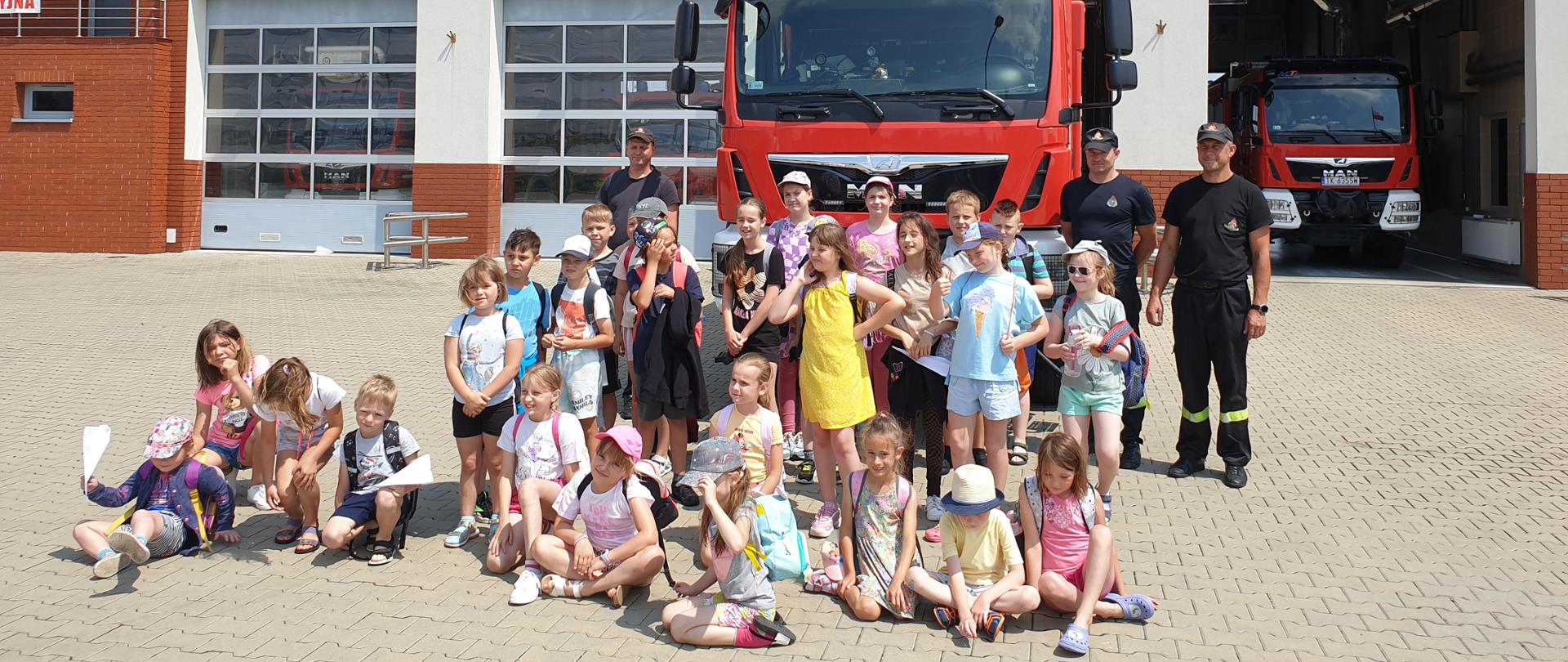 Wizyta podopiecznych świetlicy opiekuńczo – wychowawczej w remizie kazimierskich strażaków