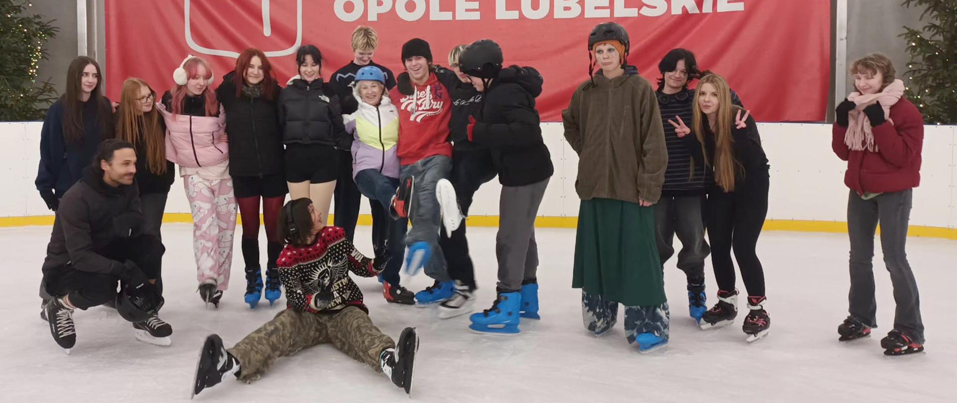 Uczniowie i opiekunowie PLSP na lodowisku w Opolu Lubelskim