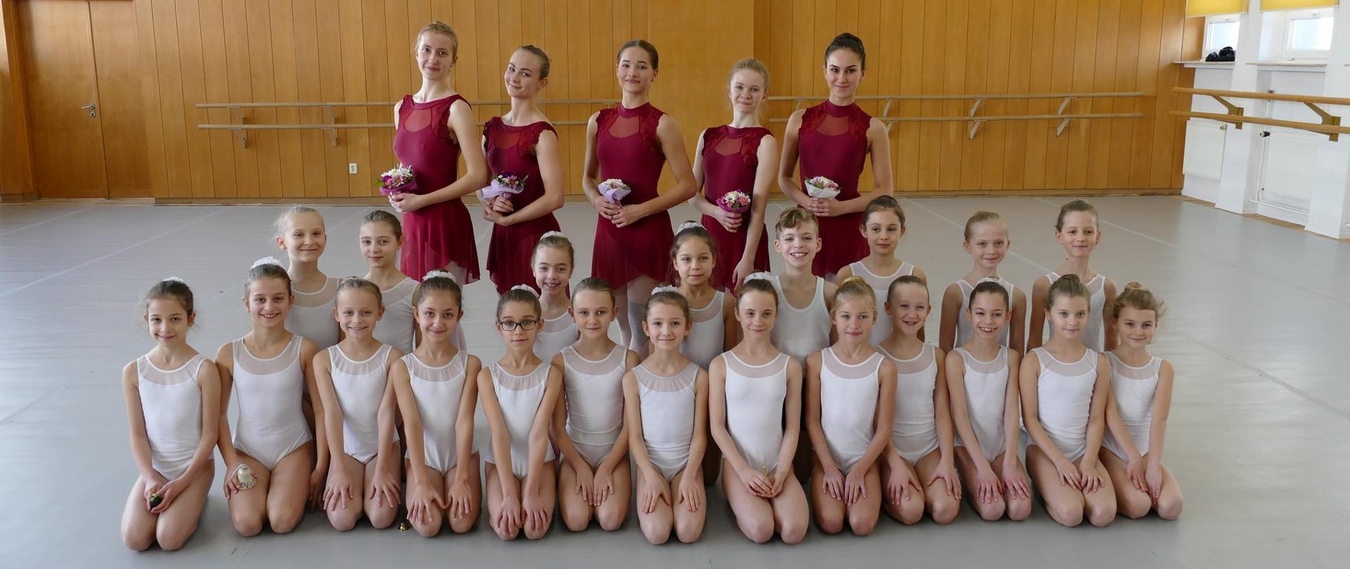 wiosna 2019, dyplomantki Kamila Pisarska, Kasia Wojtasik, Julia Cerba, Mariia Nechosa, Laura Karczmarzyk podczas ostatniej lekcji tańca klasycznego z uczniami klasy I
