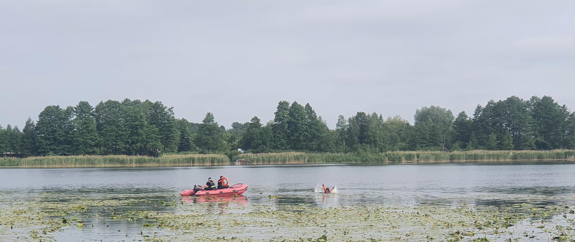 ćwiczenia ratownictwa wodnego z udziałem młodzieży szkolnej na jeziorze Sejny