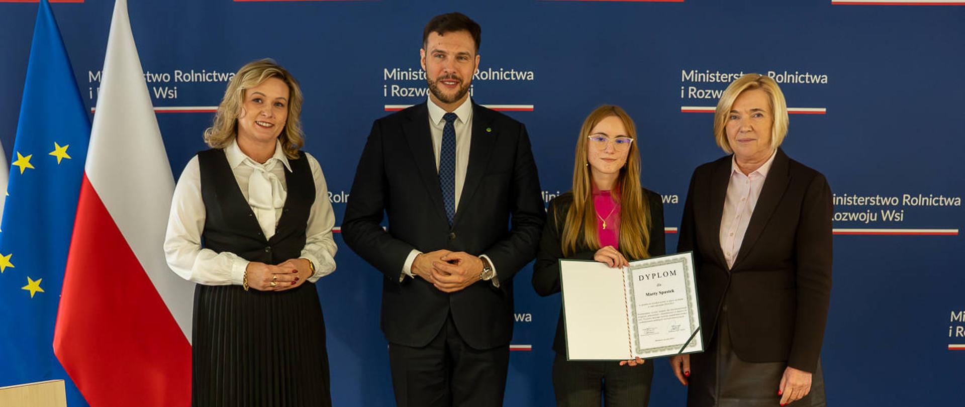 Grupowe zdjęcie podczas wręczenia dyplomu.