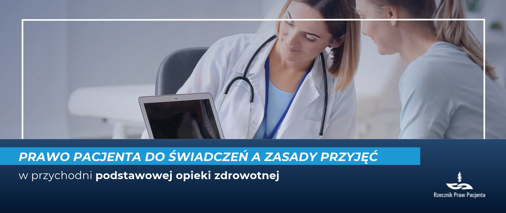 W górnej części grafiki zdjęcie, które przestawia pacjentkę i lekarkę rozmawiające przy stole, na którym stoi otwarty laptop. Obie panie patrzą w kierunku otwartego monitora laptopa. Lekarka ma biały fartuch i stetoskop zawieszony na szyi. Pod zdjęciem napis: Prawo pacjenta do świadczeń a zasady przyjęć w przychodni podstawowej opieki zdrowotnej. W prawym dolnym rogu logo Rzecznika Praw Pacjenta.