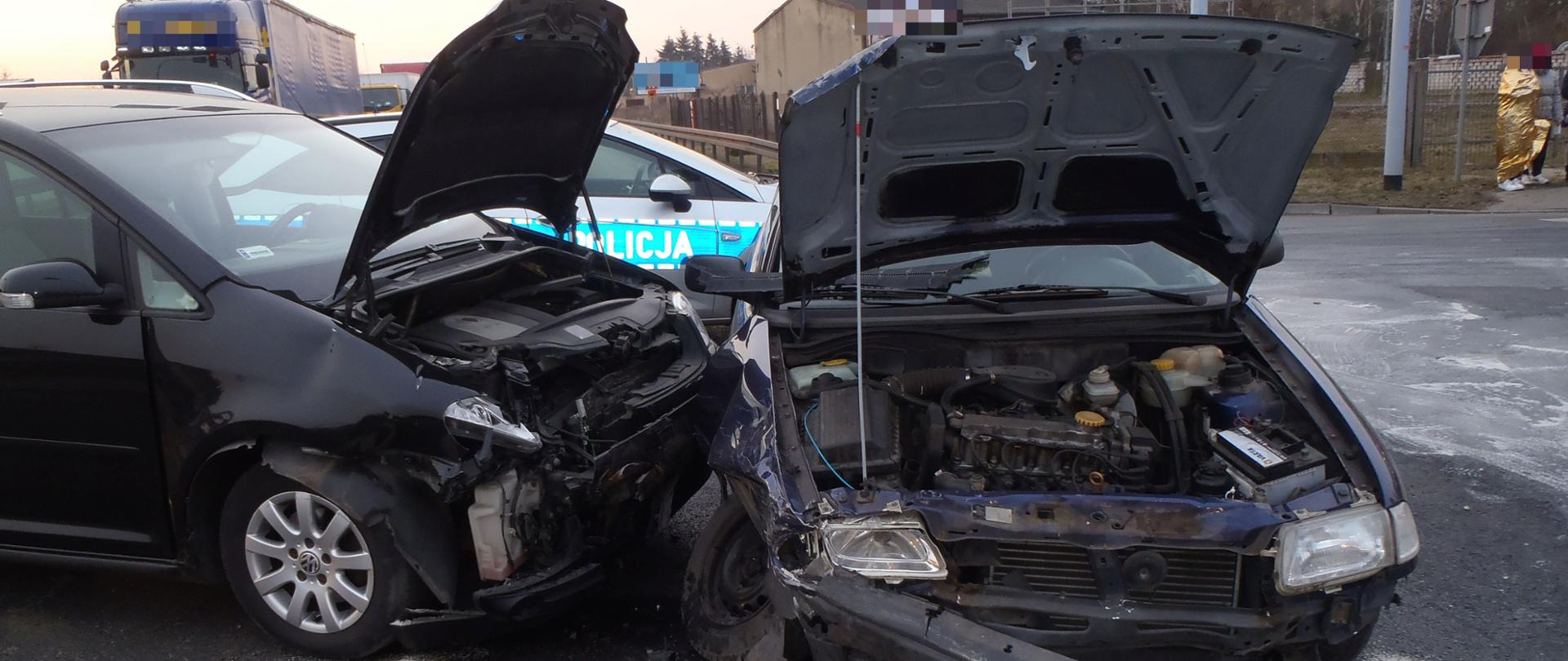 Wypadek dwóch samochodów na skrzyżowaniu 