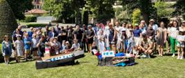 Wspólne zdjęcie w ogrodach Ambasady