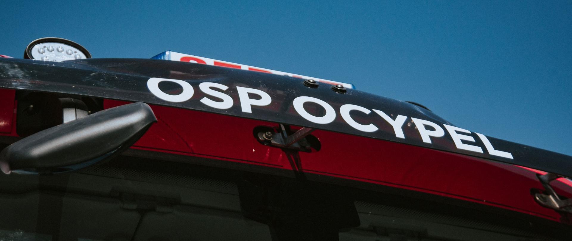 Zdjęcie przedstawia napis na samochodzie pożarniczym OSP OCYPEL