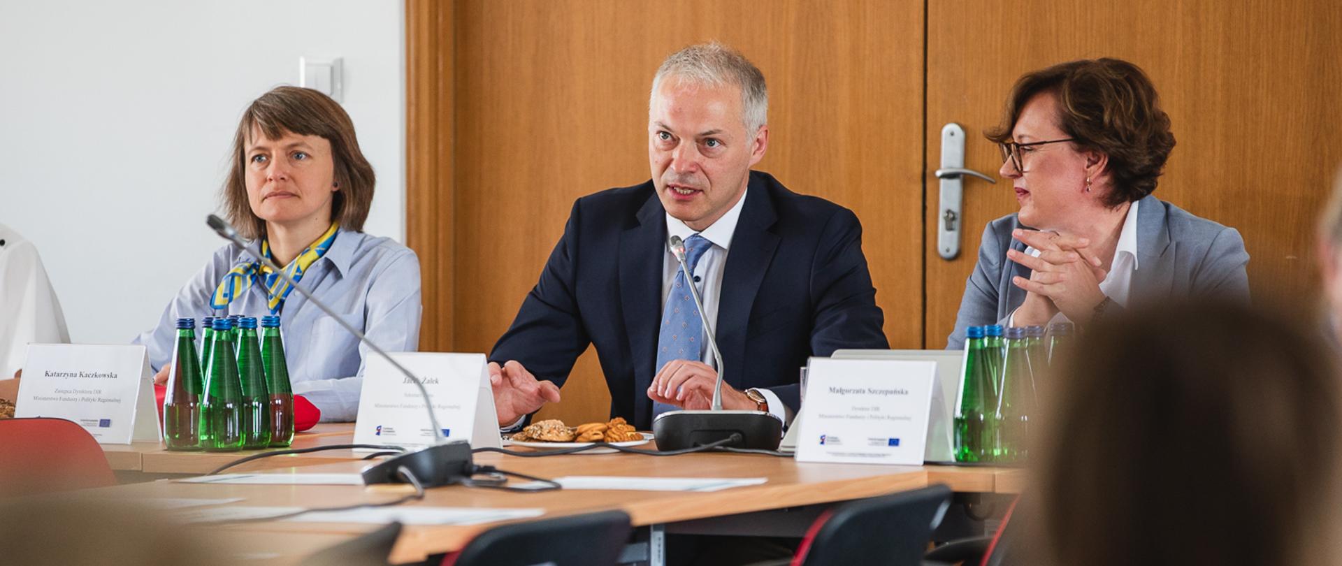 wiceminister Jacek Żalek otwiera prekomitet monitorujący