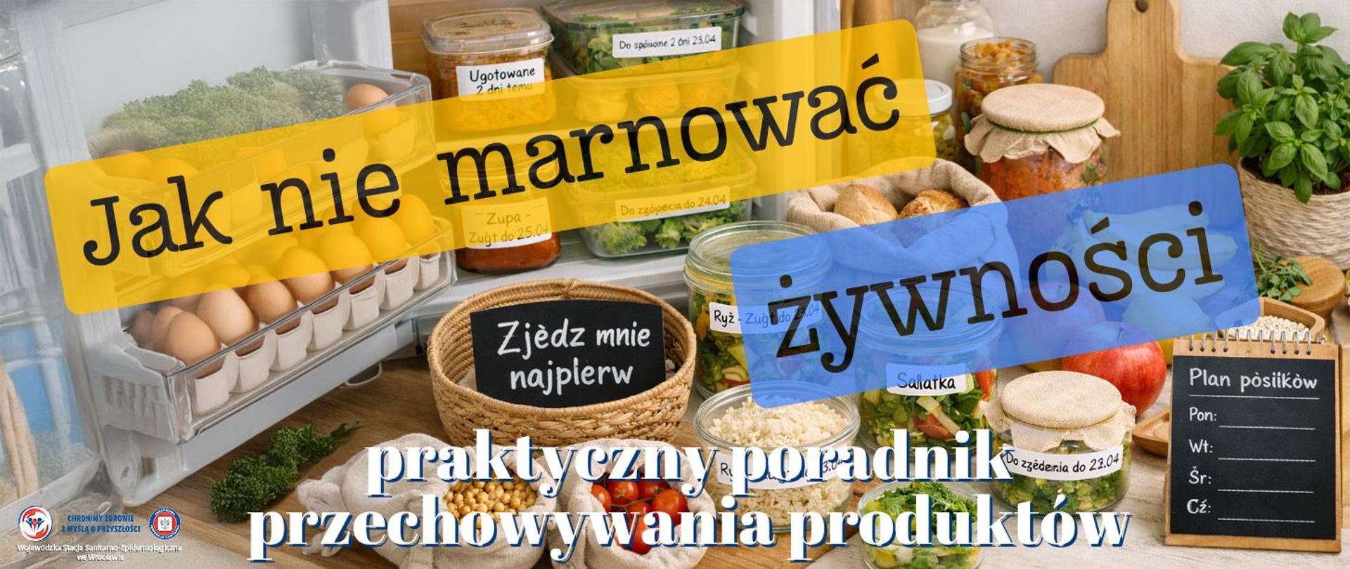 Otwarta lodówka lub blat kuchenny z uporządkowanymi produktami spożywczymi. Produkty przechowywane w szklanych pojemnikach, słoikach i wielorazowych woreczkach. Widoczne etykiety z datami