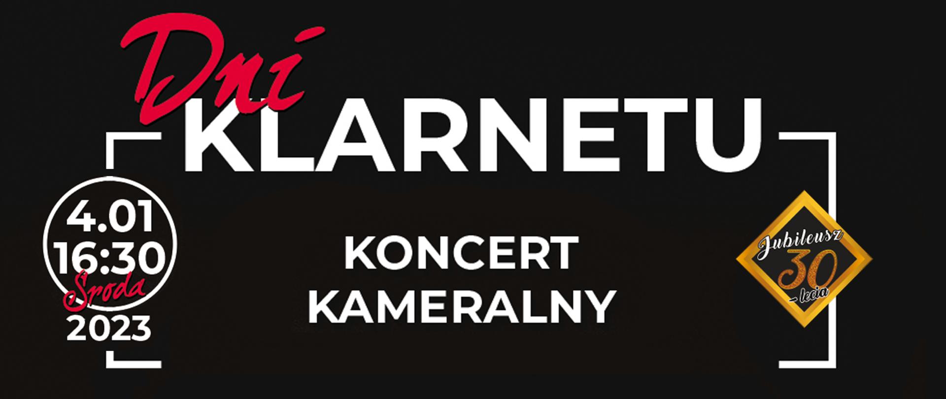 Baner na czarnym, jednolitym tle z napisami "Dni klarnetu koncert kameralny". Napisy w kolorze białym, wielkimi literami - z wyjątkiem słowa "Dni" w kolorze czerwonym czcionką pisaną. Napisy otoczone fragmentem ramki. Po prawej stronie na krawędzi ramki logo 30-lecia szkoły, po lewej data koncertu z czerwonym napisem "wtorek".