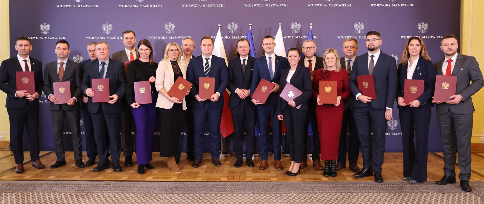 wspólne zdjęcie Wojewody z burmistrzami i wójtami