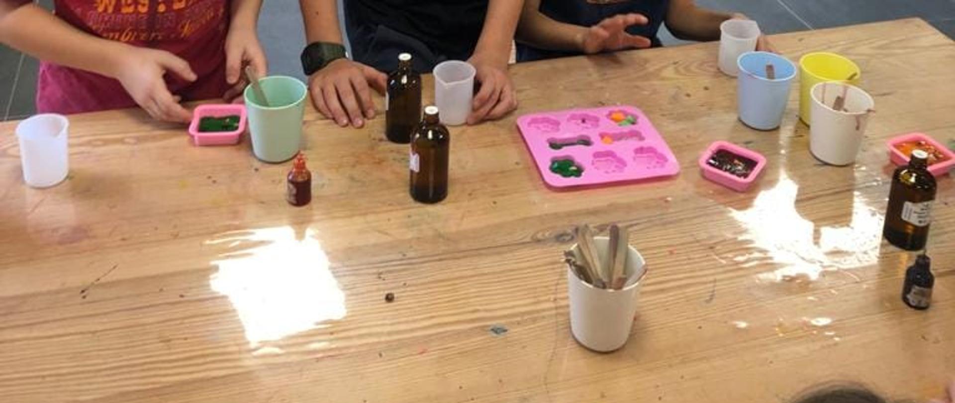 Dzieci wykonują pachnące mydełka