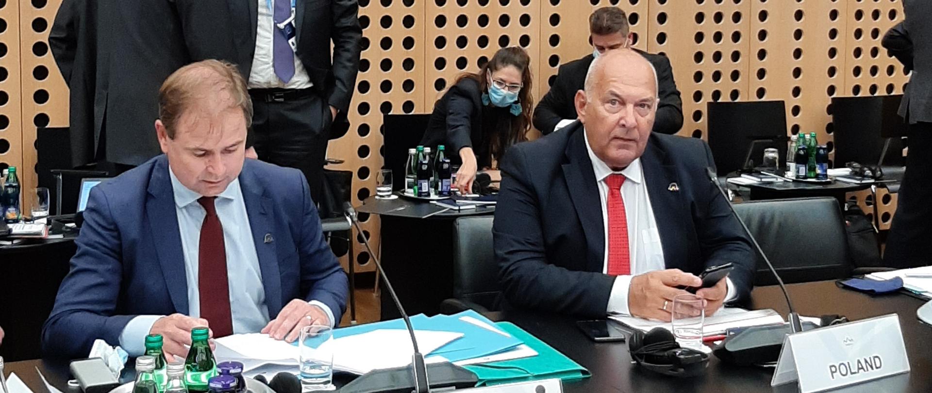 Po prawej stronie minister Tadeusz Kościński a po lewej delegat Dani