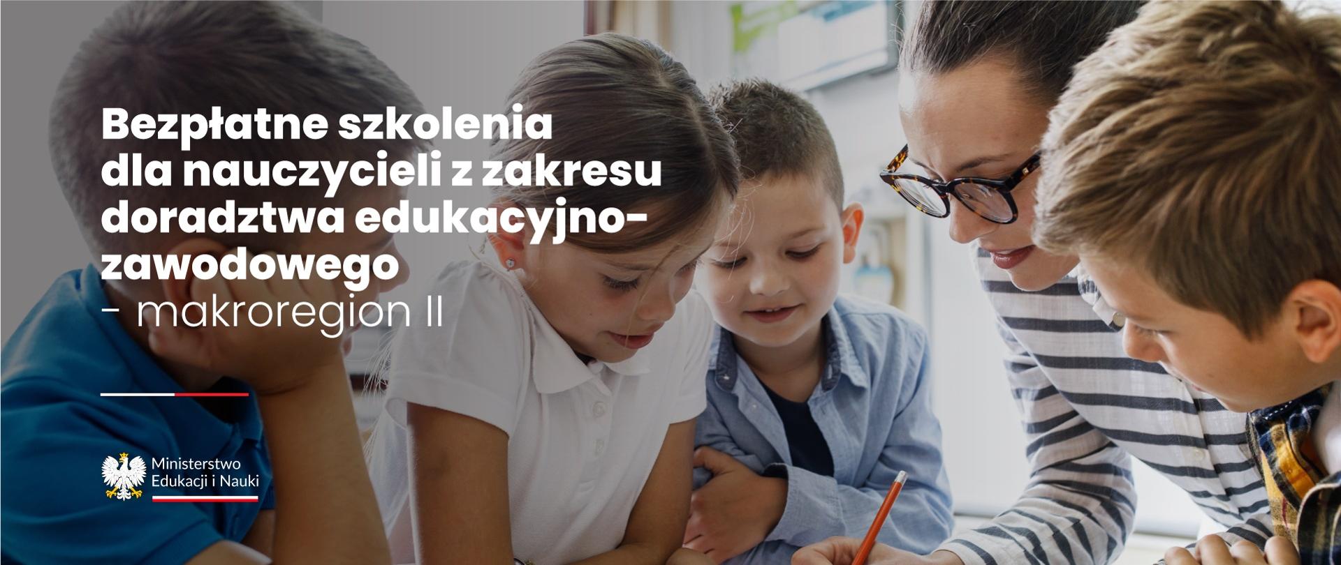 Nauczycielka pokazuje kilkorgu małym dzieciom coś na kartce, obok napis Bezpłatne szkolenia dla nauczycieli z zakresu doradztwa edukacyjno-zawodowego – makroregion II.