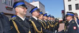 Na zdjęciu komendant miejski PSP st. brug. Bogusław Szczurko składa gratulacje awansowanym na wyższe stopnie służbowe strażakom