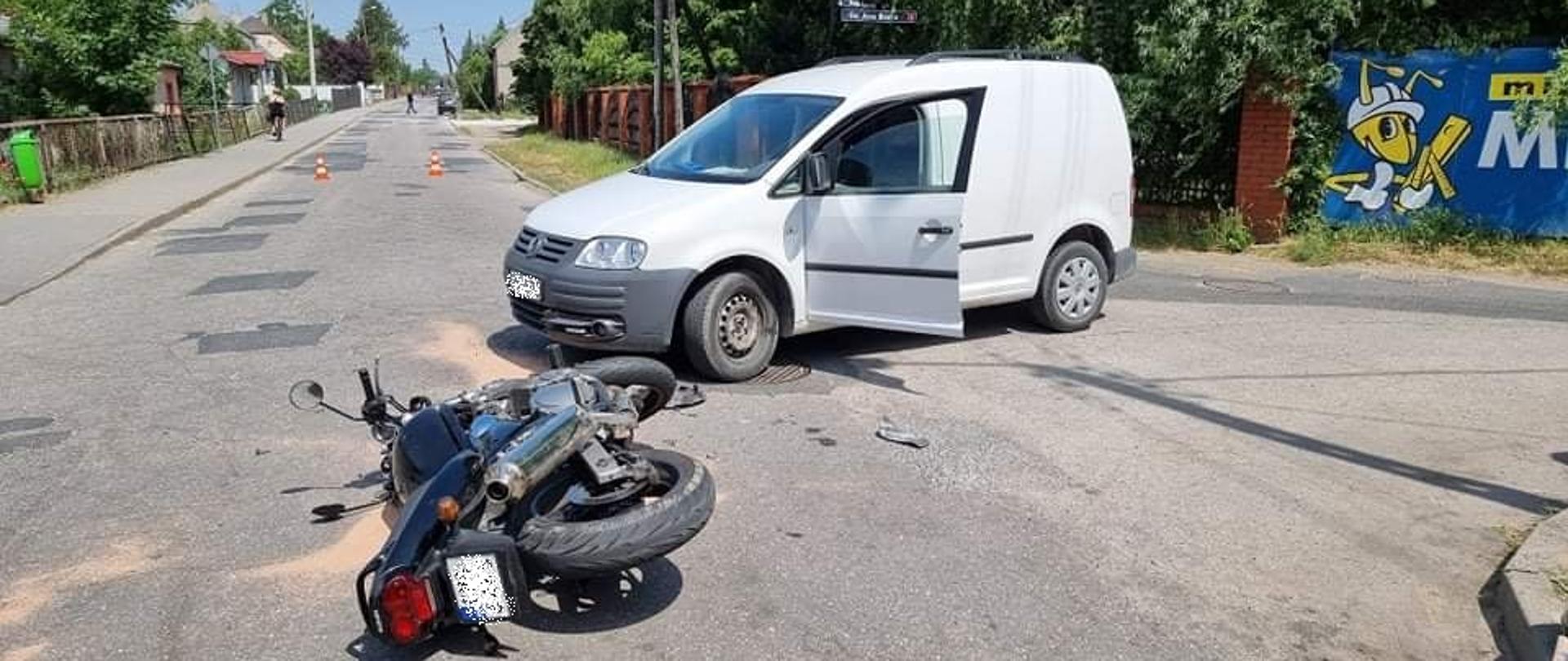 Kolizja samochodu osobowego z motocyklem w Strzelnie