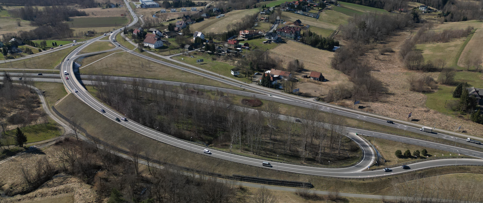 Teren pod budowę węzła Głogoczów (S52, BDI), widoczne wydzielone miejsce oraz okoliczne zabudowania w tle