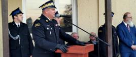 komendant wojewódzki nadbryg. Grzegorz Janowski przemawia z ambony w tle goście i strażacy osp oraz starosta łowicki Marcin Kosiorek