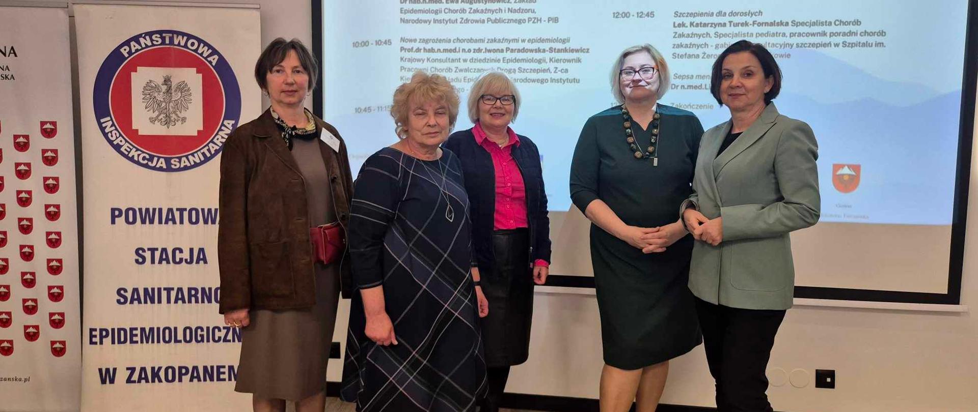 5 kobiet na tle reklamy PSSE w Zakopanem i rzutu agendy konferencju