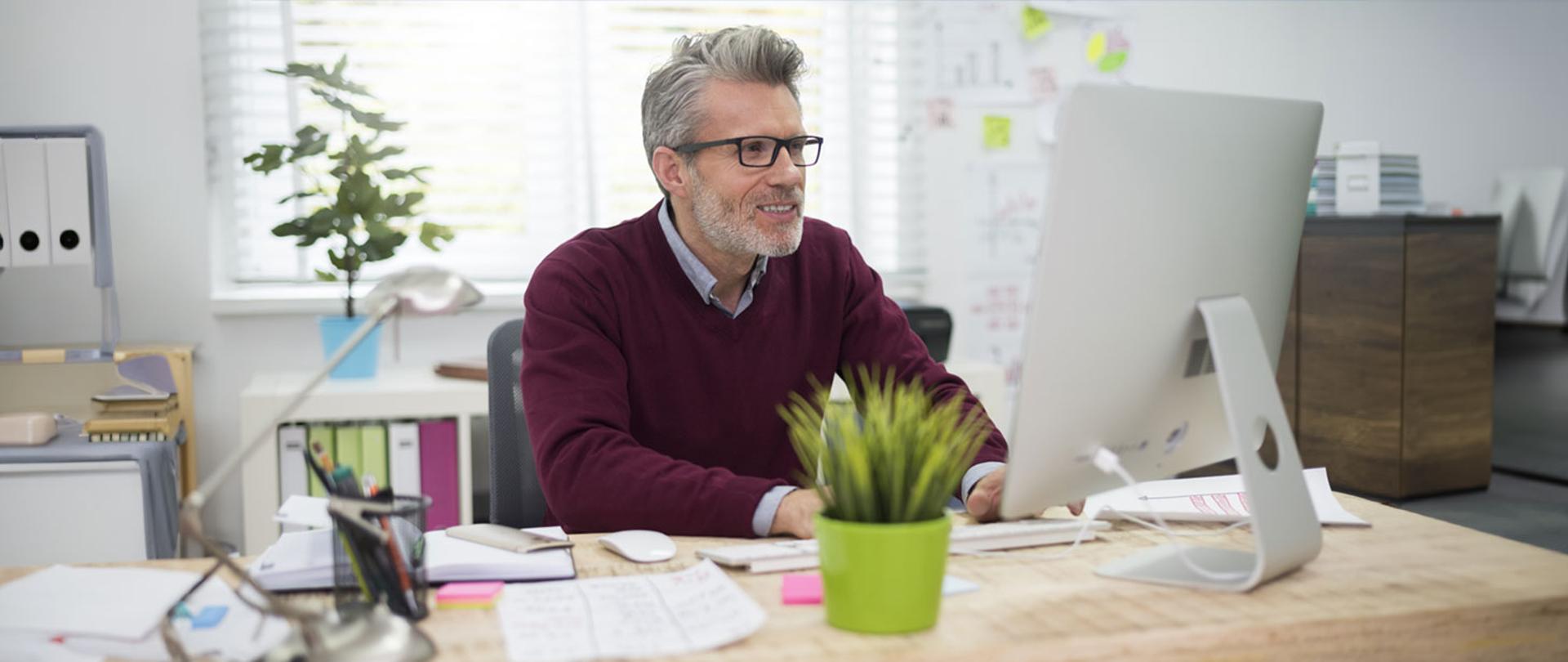 Mężczyzna przed monitorem komputera