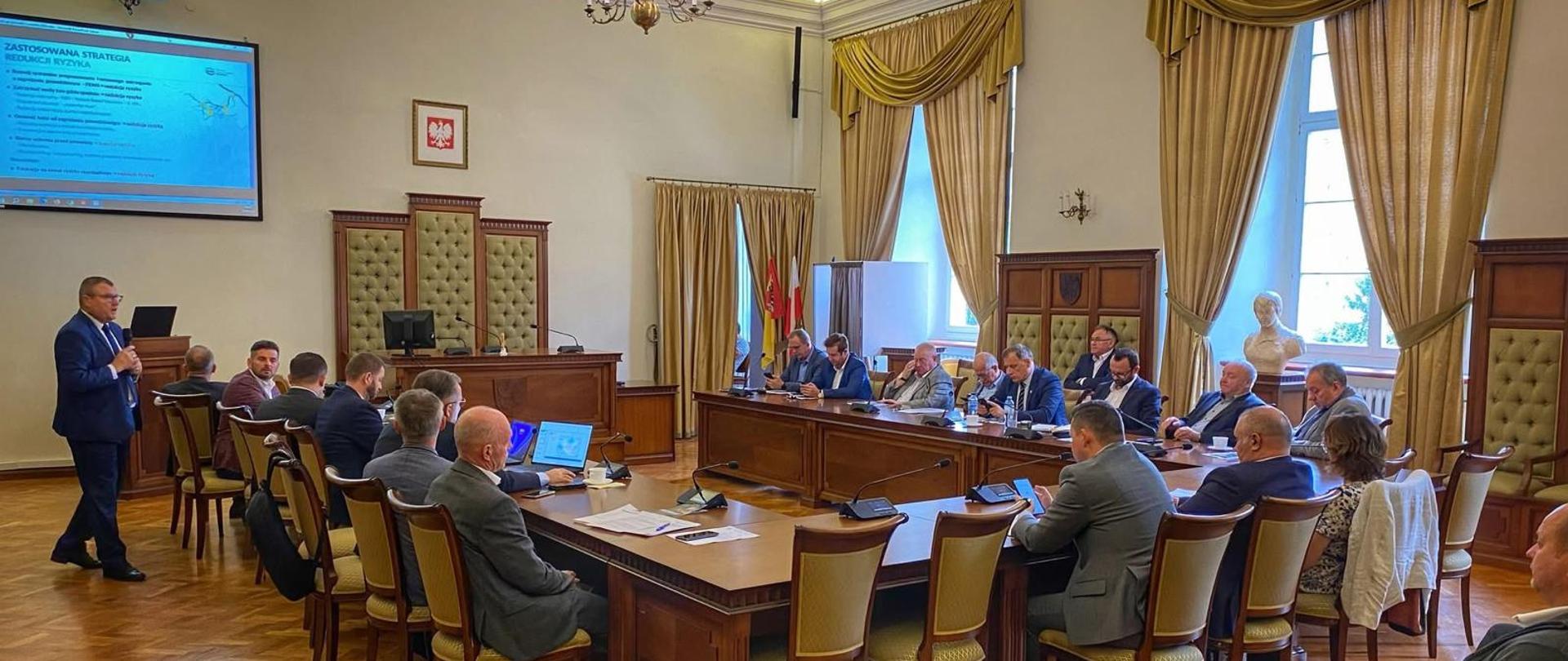 W Muzeum Powiatowym w Nysie spotkali się przedstawiciele lokalnych samorządów oraz eksperci Wód Polskich, by wspólnie rozmawiać o przyszłości ochrony przeciwpowodziowej w regionie