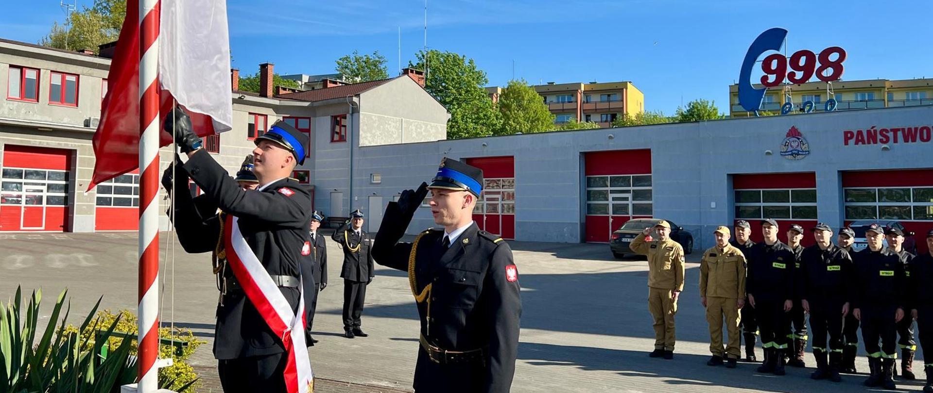 Poczet flagowy Komendy Powiatowej PSP w Kwidzynie dokonuje podniesienia flagi państwowej.
