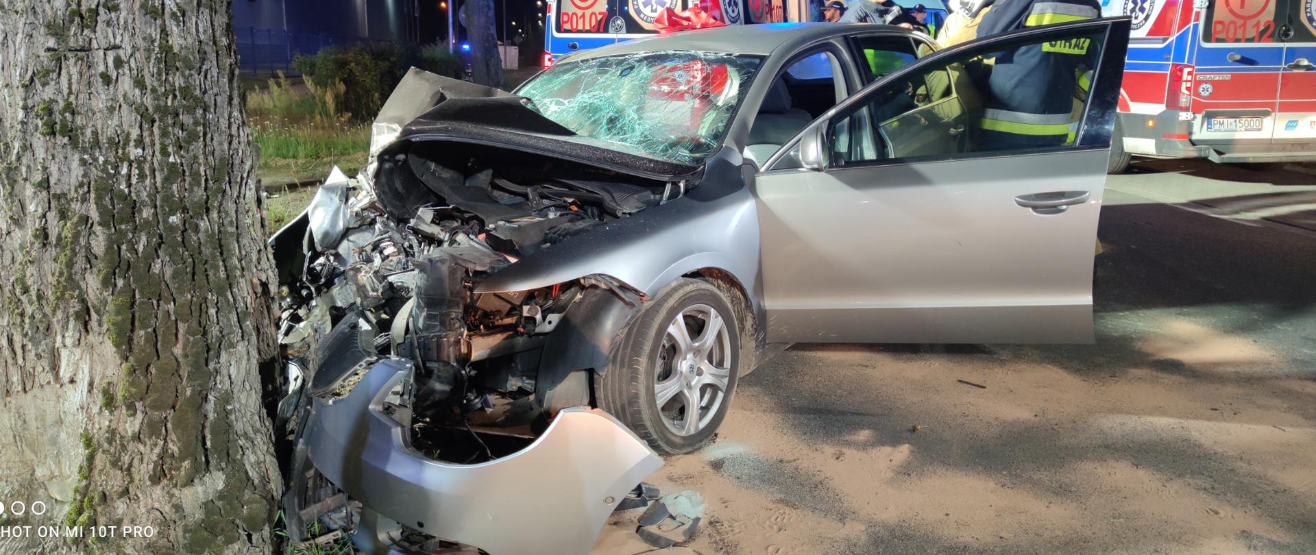 Na zdjęciu widać wrak roztrzaskanego samochodu osobowego.