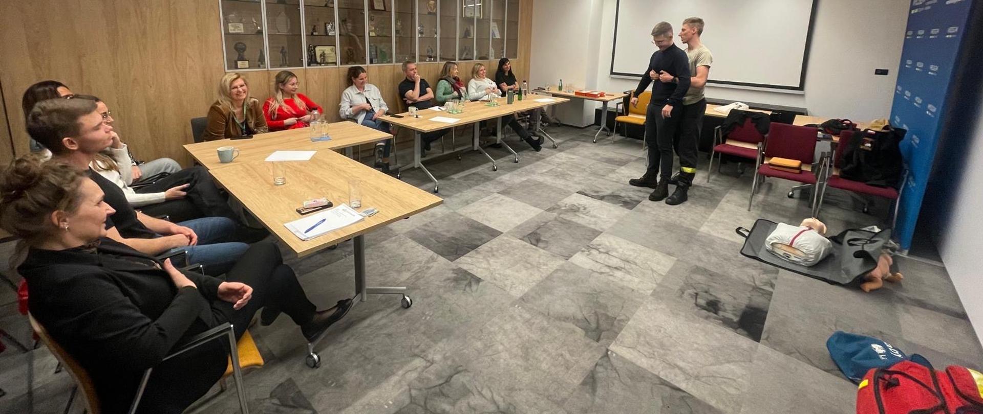  Instruktor pokazuje jak zachować się w sytuacji zadławienia poszkdowanego