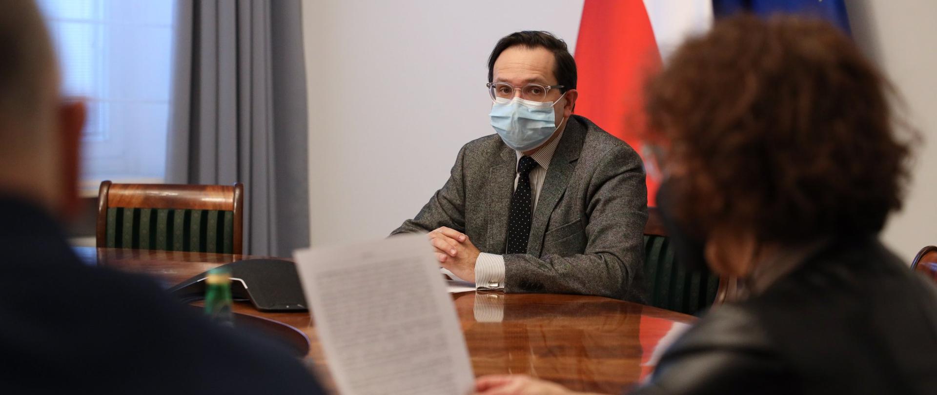 Podpisanie aktu przekazania nieruchomości w Końskowoli