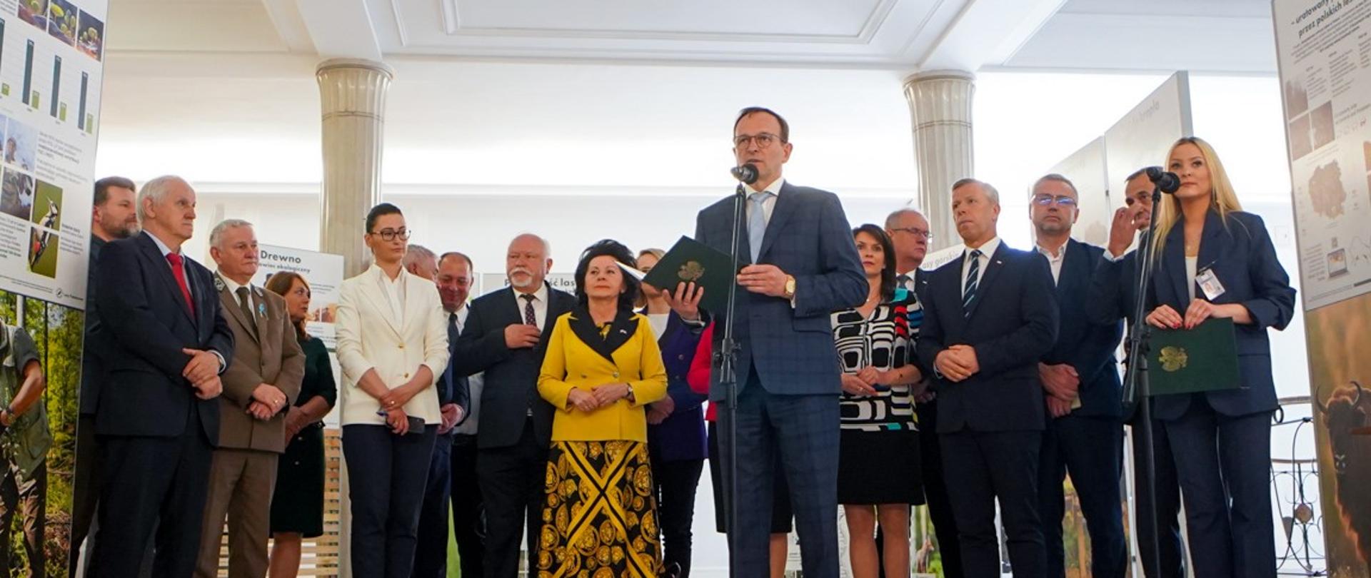 Wiceministrowie Edward Siarka i Małgorzata Golińska na wernisażu wystawy „Od stu lat służymy lasom i ludziom”