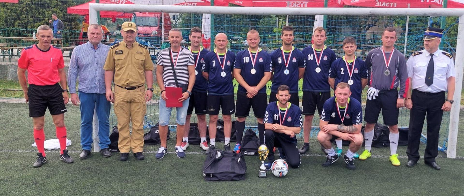 Zdjęcie przedstawia kadrę na zawodach piłkarskich