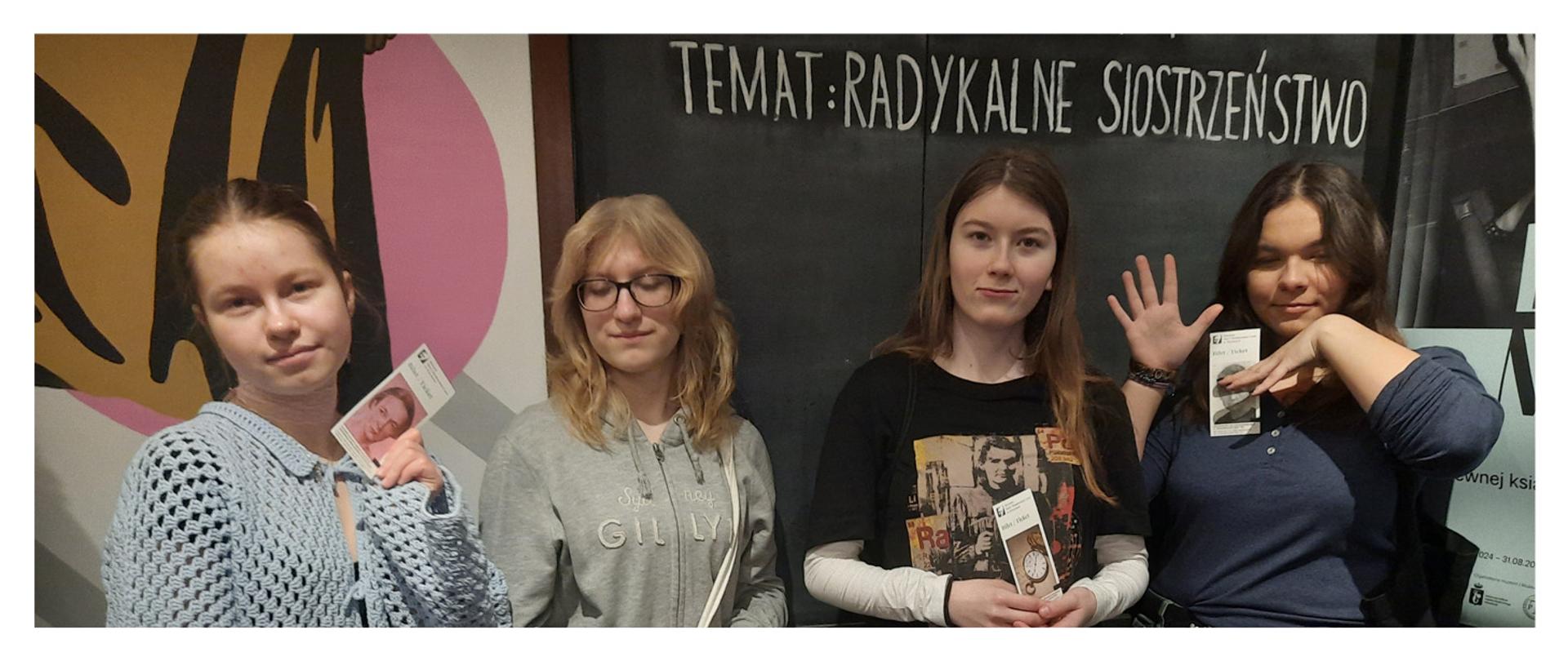 Wyjścia w lutym, na zdjęciu uczennice klasy 2B