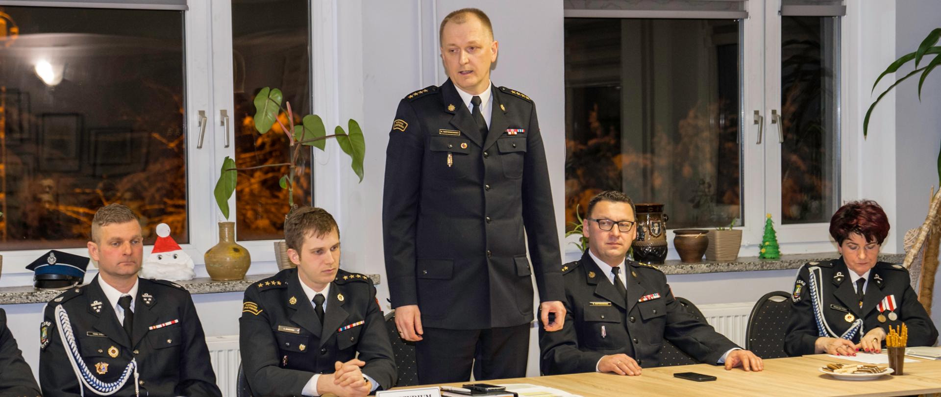 Przemawia st. kpt. Rafał Napiórkowski - zastępca Komendanta Powiatowego PSP w Ostródzie