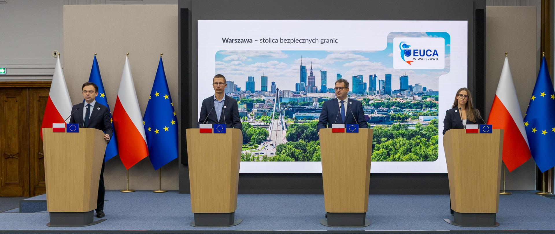 Andrzej Domański minister finansów i gospodarki, Marcin Łoboda wiceminister finansów, szef KAS, Małgorzata Krok Pełnomocnik Ministra Finansów i Gospodarki ds. Ubiegania się o Ustanowienie Siedziby EUCA w Warszawie oraz Maciej Fijałkowski sekretarz miasta st. Warszawy podczas konferencji prasowej