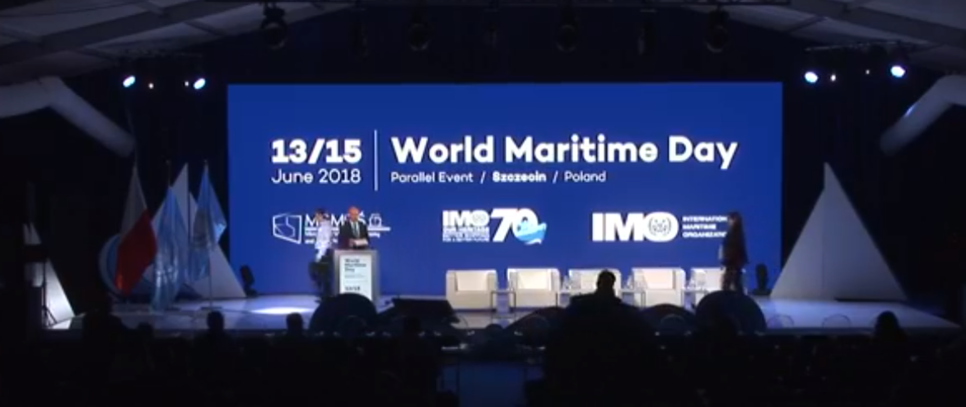 Jeden z panelistów przemawia. W tle baner ŚDM / IMO